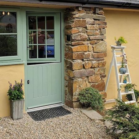 The Bothy Near Tenby, Big Projector Screen, Four-Poster Bed, On-Site Hot Tub Access Via Spa Pack, Breakfast Luaran gambar