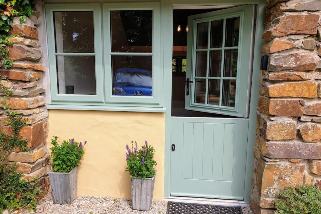 The Bothy Near Tenby, Big Projector Screen, Four-Poster Bed, On-Site Hot Tub Access Via Spa Pack, Breakfast Luaran gambar