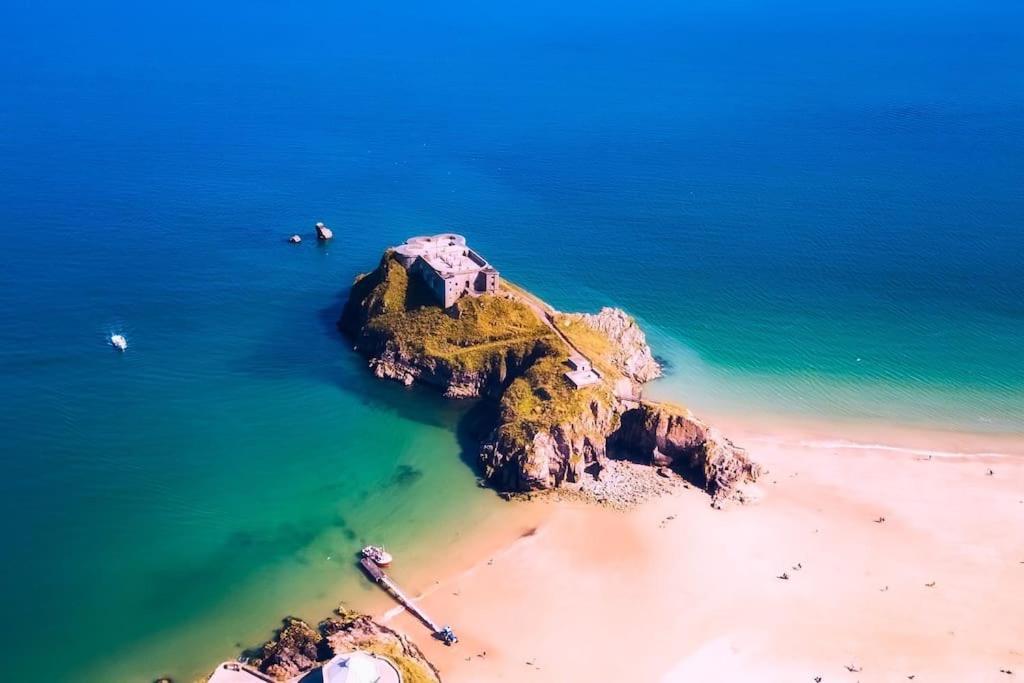 The Bothy Near Tenby, Big Projector Screen, Four-Poster Bed, On-Site Hot Tub Access Via Spa Pack, Breakfast Luaran gambar