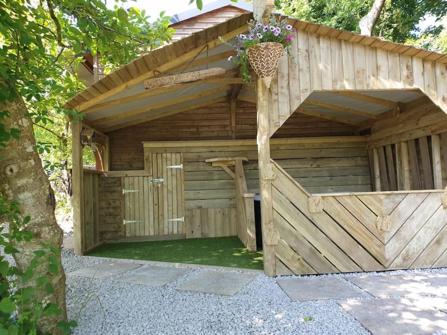 The Bothy Near Tenby, Big Projector Screen, Four-Poster Bed, On-Site Hot Tub Access Via Spa Pack, Breakfast Luaran gambar