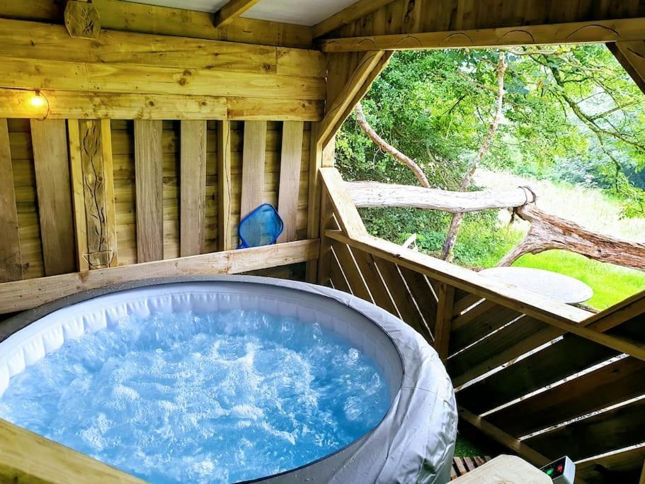 The Bothy Near Tenby, Big Projector Screen, Four-Poster Bed, On-Site Hot Tub Access Via Spa Pack, Breakfast Luaran gambar