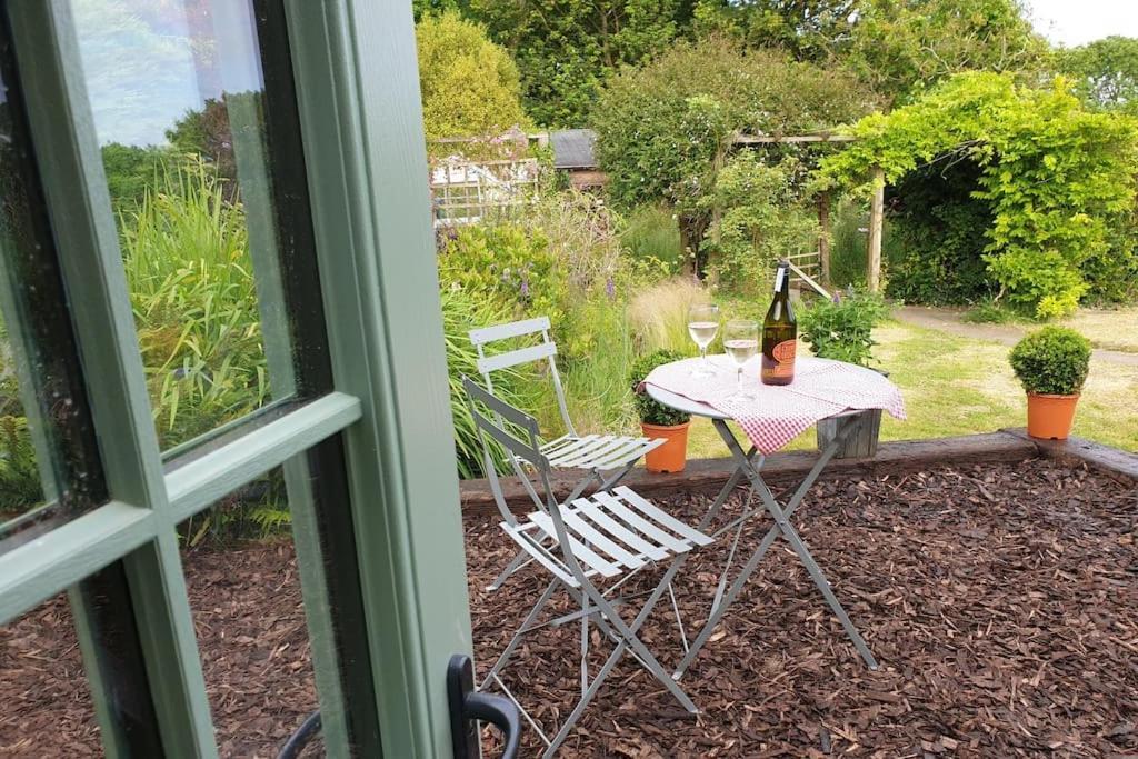 The Bothy Near Tenby, Big Projector Screen, Four-Poster Bed, On-Site Hot Tub Access Via Spa Pack, Breakfast Luaran gambar