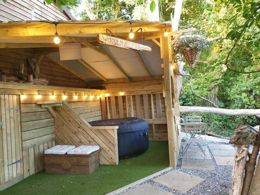 The Bothy Near Tenby, Big Projector Screen, Four-Poster Bed, On-Site Hot Tub Access Via Spa Pack, Breakfast Luaran gambar