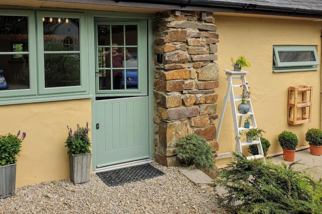 The Bothy Near Tenby, Big Projector Screen, Four-Poster Bed, On-Site Hot Tub Access Via Spa Pack, Breakfast Luaran gambar