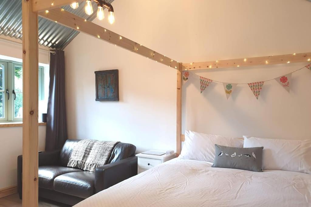 The Bothy Near Tenby, Big Projector Screen, Four-Poster Bed, On-Site Hot Tub Access Via Spa Pack, Breakfast Luaran gambar