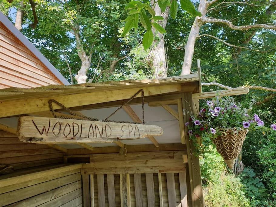 The Bothy Near Tenby, Big Projector Screen, Four-Poster Bed, On-Site Hot Tub Access Via Spa Pack, Breakfast Luaran gambar