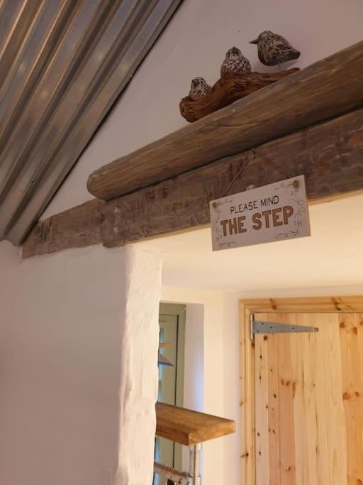 The Bothy Near Tenby, Big Projector Screen, Four-Poster Bed, On-Site Hot Tub Access Via Spa Pack, Breakfast Luaran gambar