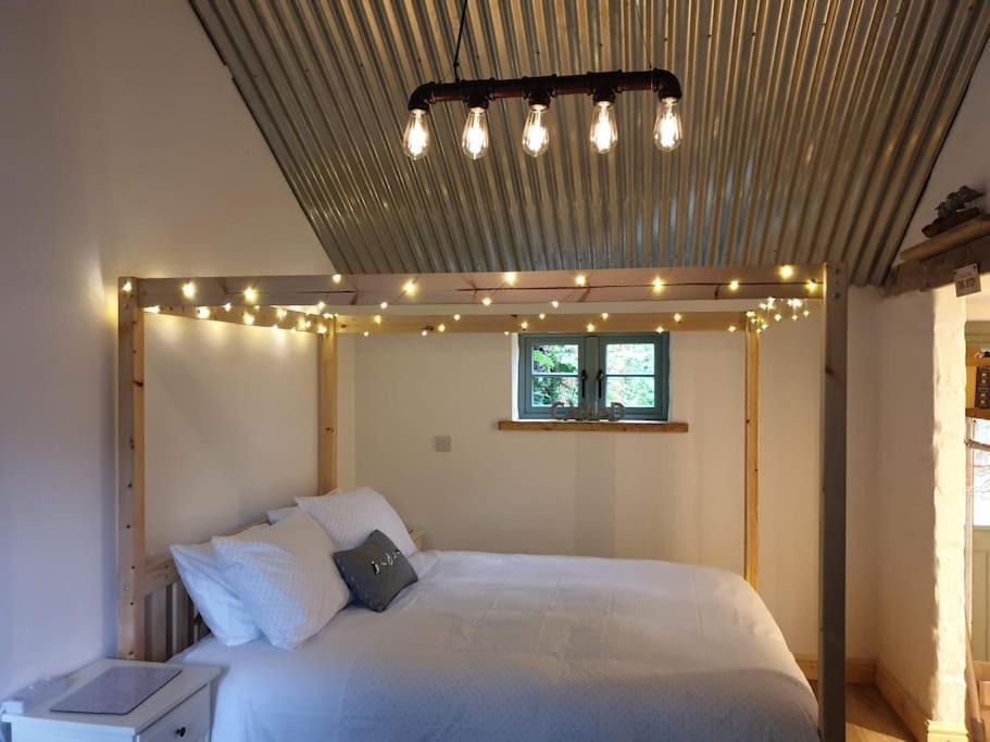 The Bothy Near Tenby, Big Projector Screen, Four-Poster Bed, On-Site Hot Tub Access Via Spa Pack, Breakfast Luaran gambar