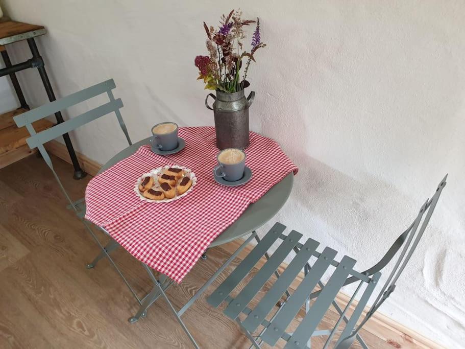 The Bothy Near Tenby, Big Projector Screen, Four-Poster Bed, On-Site Hot Tub Access Via Spa Pack, Breakfast Luaran gambar